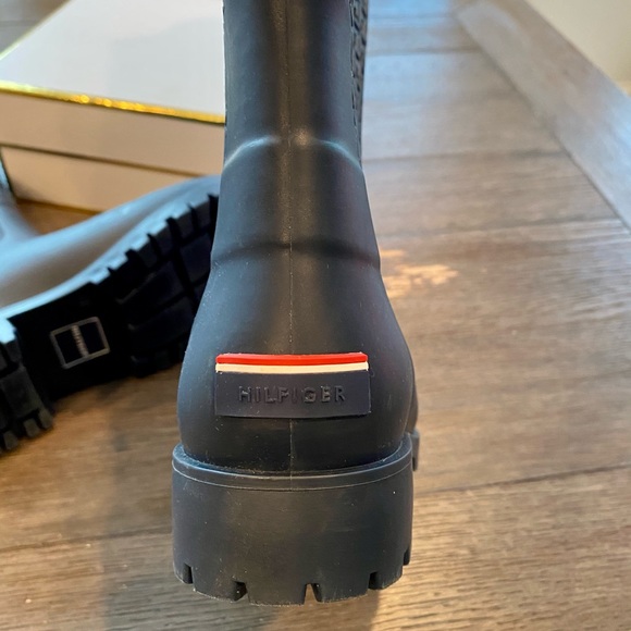 Tommy Hilfiger Navy Rain Boots size 8 - Picture 5 of 6